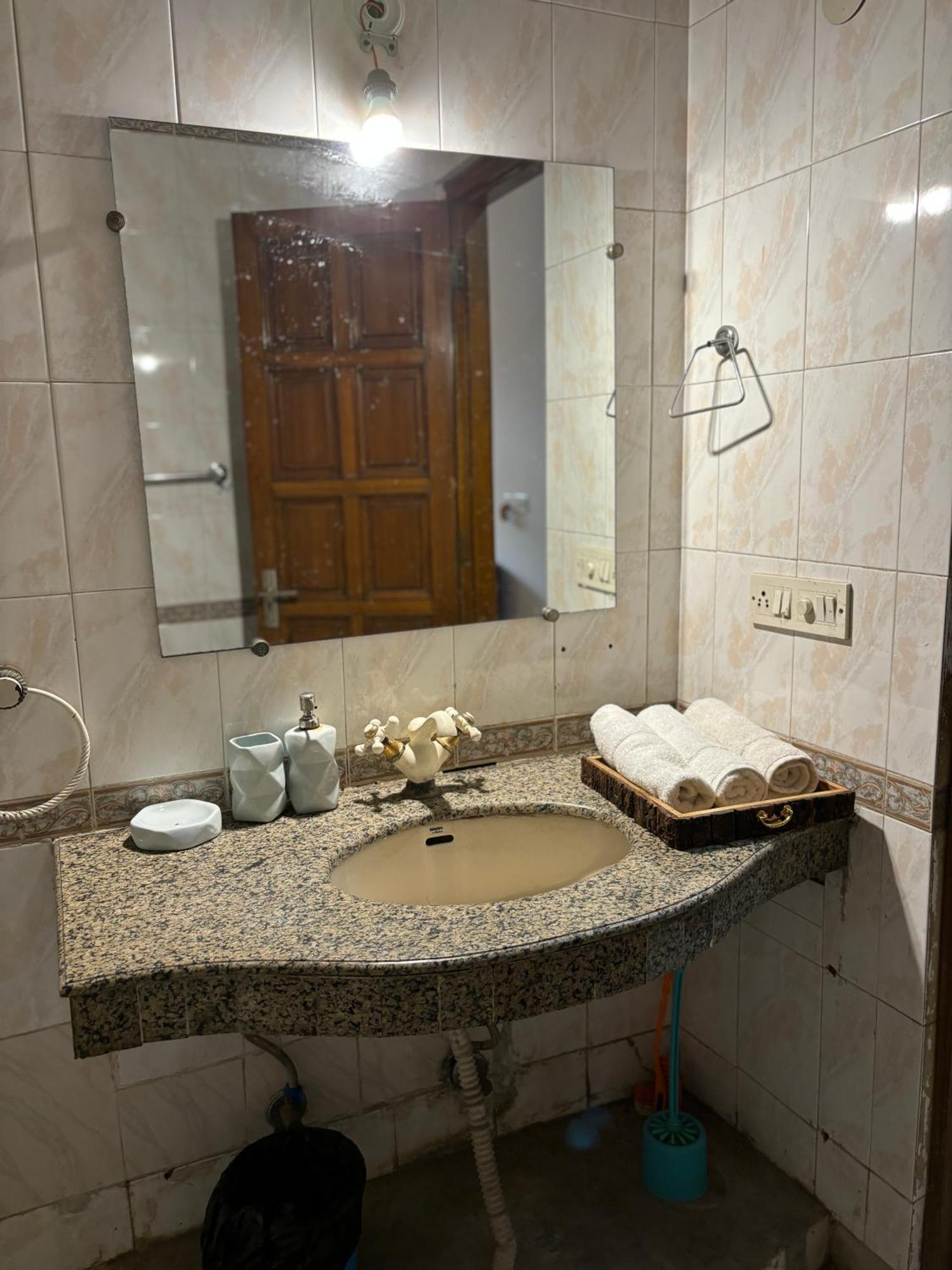 Atharva'S Homestay By Goaround Homes - Nehru Enclave Metro, South Delhi New Delhi Ngoại thất bức ảnh