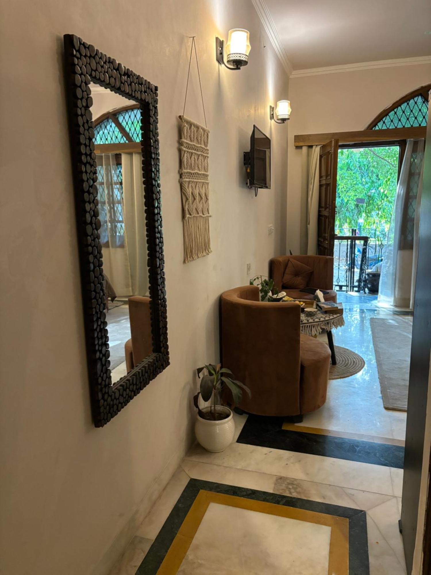 Atharva'S Homestay By Goaround Homes - Nehru Enclave Metro, South Delhi New Delhi Ngoại thất bức ảnh
