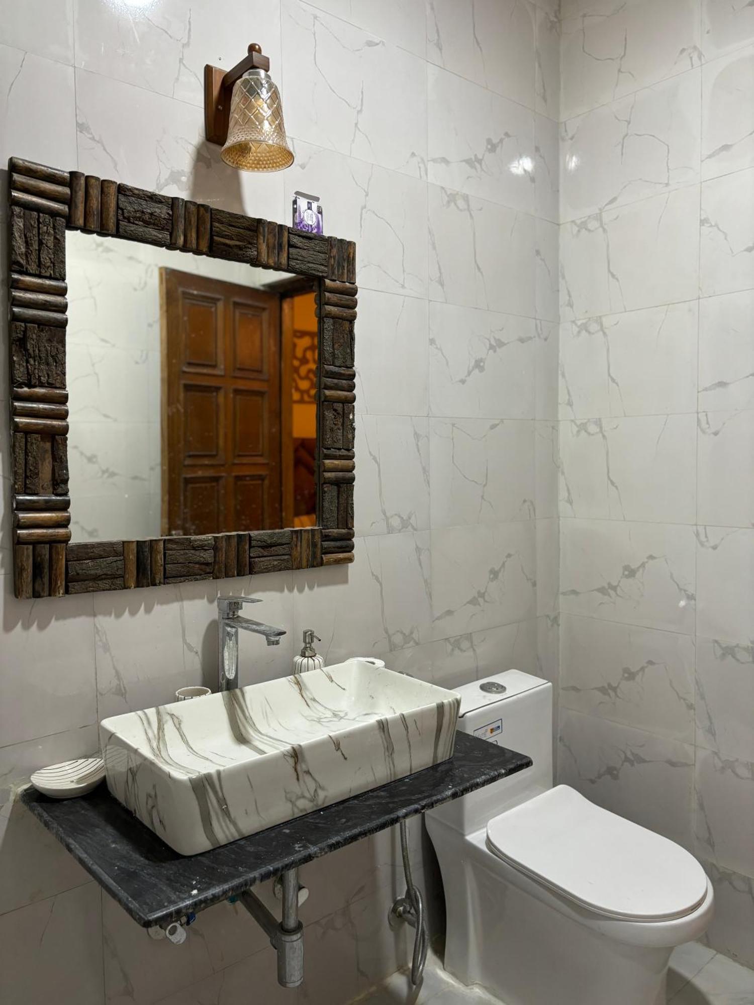 Atharva'S Homestay By Goaround Homes - Nehru Enclave Metro, South Delhi New Delhi Ngoại thất bức ảnh