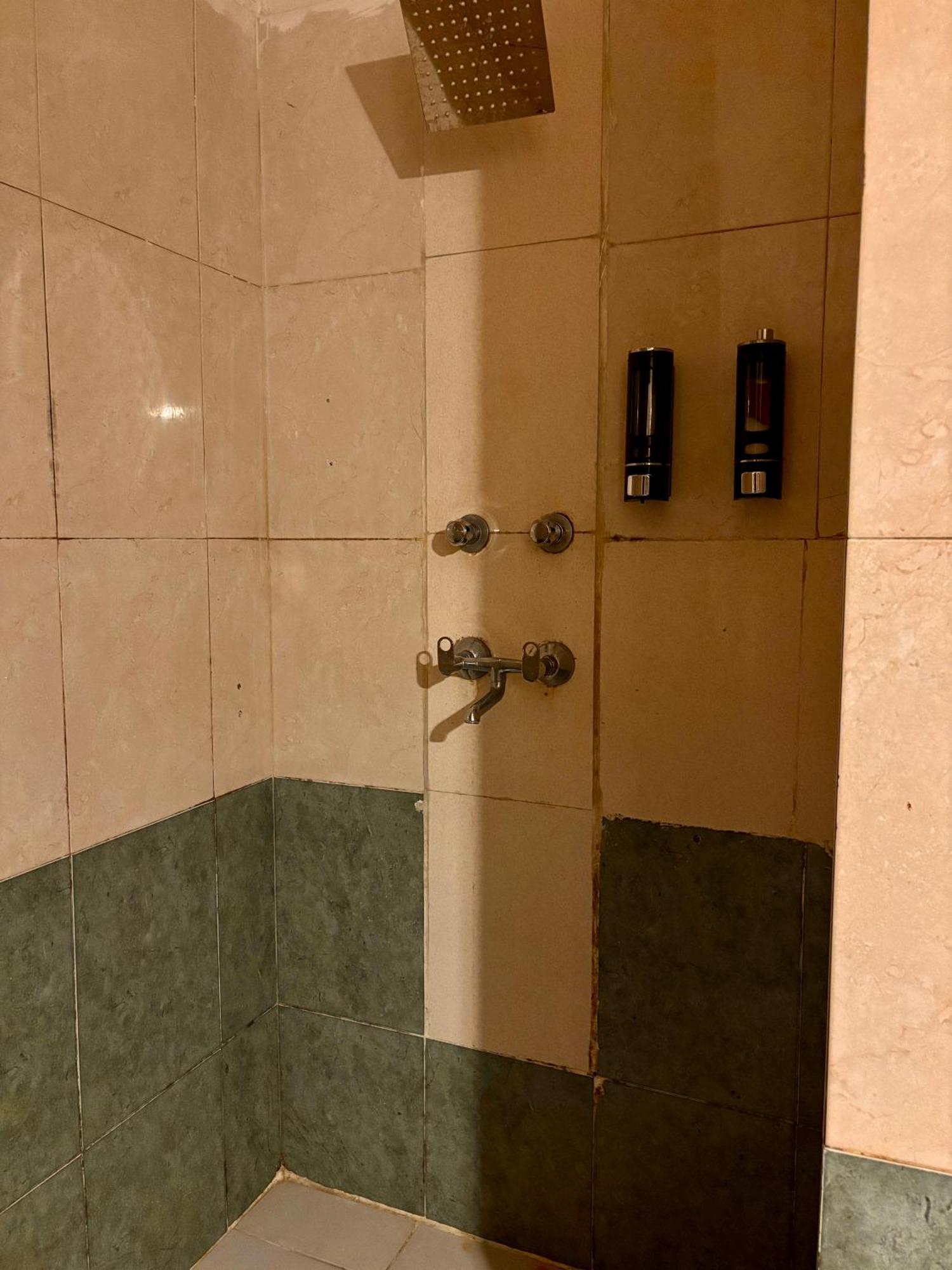 Atharva'S Homestay By Goaround Homes - Nehru Enclave Metro, South Delhi New Delhi Ngoại thất bức ảnh